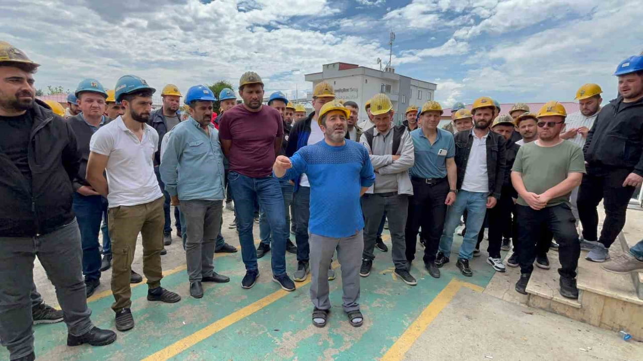 EDİRNE'DE BİR MADEN OCAĞINDA MAAŞLARINI VE TAZMİNATLARINI ALAMADIKLARINI İDDİA EDEN İŞÇİLER GREVE...