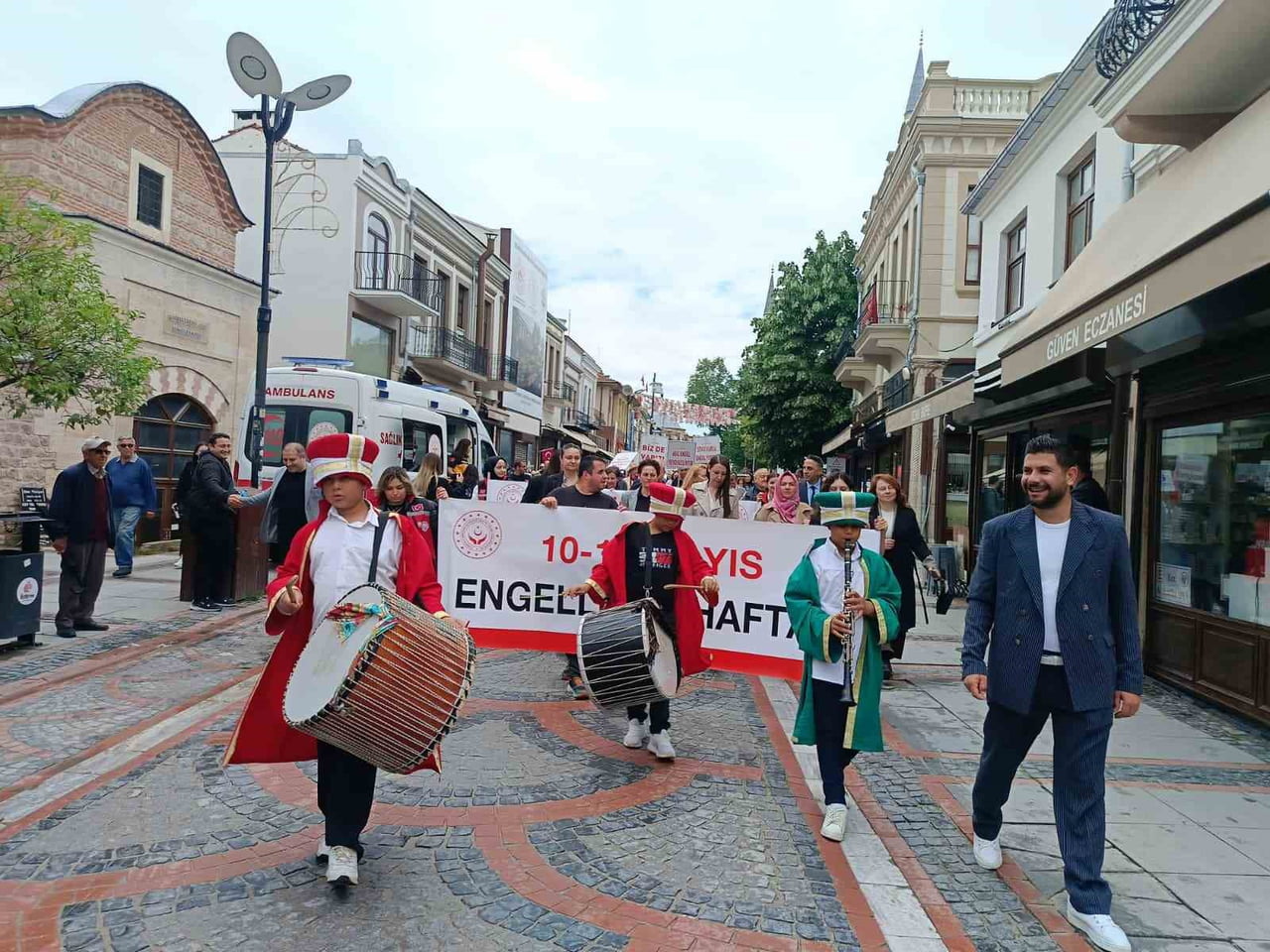 EDİRNE'DE ENGELLİLER HAFTASI DOLAYISIYLA ATATÜRK HEYKELİ ÖNÜNDE ÇELENK TÖRENİ DÜZENLENDİ. TÖRENİN...