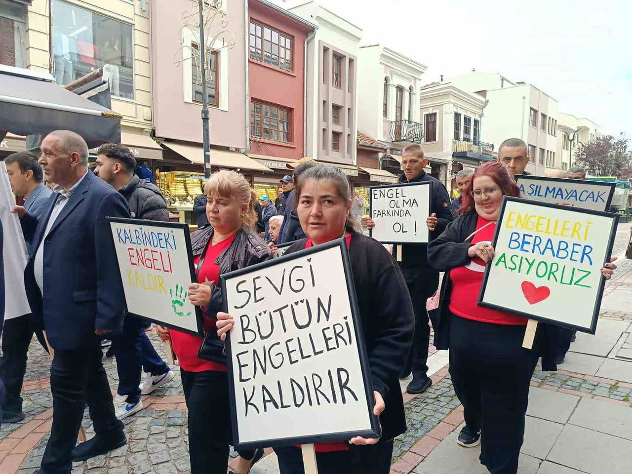 EDİRNE'DE ENGELLİLER HAFTASI DOLAYISIYLA ATATÜRK HEYKELİ ÖNÜNDE ÇELENK TÖRENİ DÜZENLENDİ. TÖRENİN...