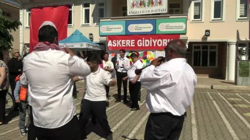 Edirne'de temsili askerlik töreninde duygu dolu anlar yaşandı: Özel bireyler askere uğurlandı