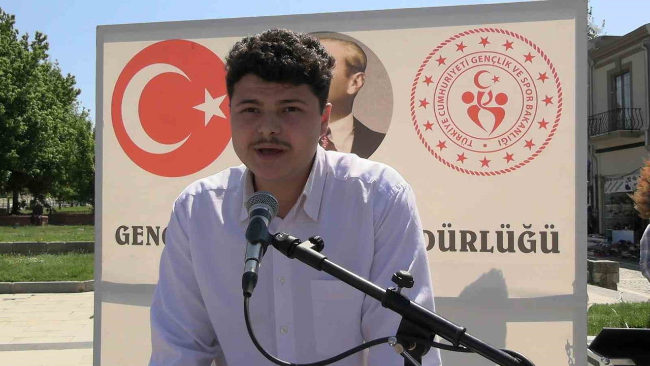 EDİRNE DE 15-21 MAYIS TARİHLERİ ARASINDA KUTLANAN GENÇLİK HAFTASI ETKİNLİKLERİ ÇERÇEVESİNDE TÖREN...