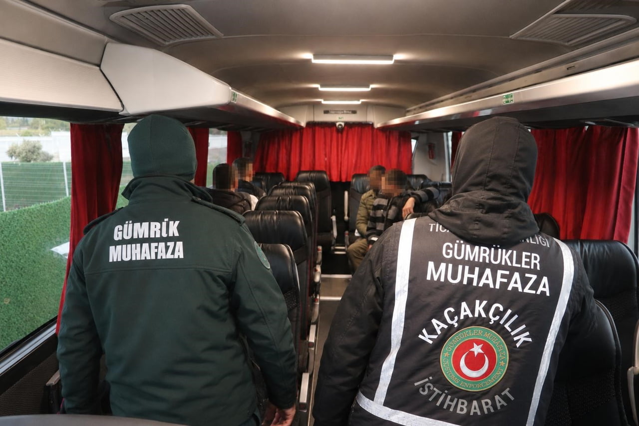 EDİRNE’DE BULUNAN İPSALA SINIR KAPISI’NDA GERÇEKLEŞTİRİLEN KONTROLLER SIRASINDA, YOLCU OTOBÜSÜNDE...