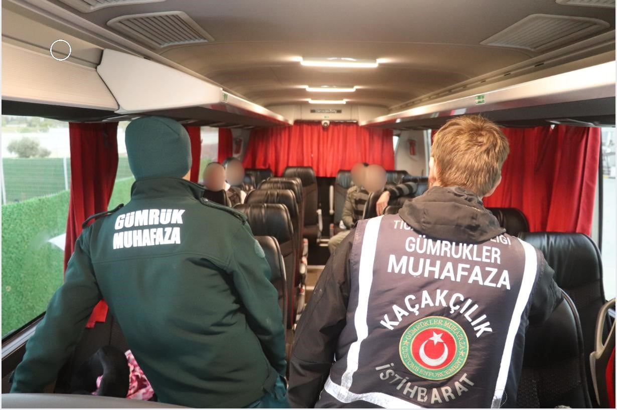 EDİRNE’DE BULUNAN İPSALA SINIR KAPISI’NDA GERÇEKLEŞTİRİLEN KONTROLLER SIRASINDA, YOLCU OTOBÜSÜNDE...