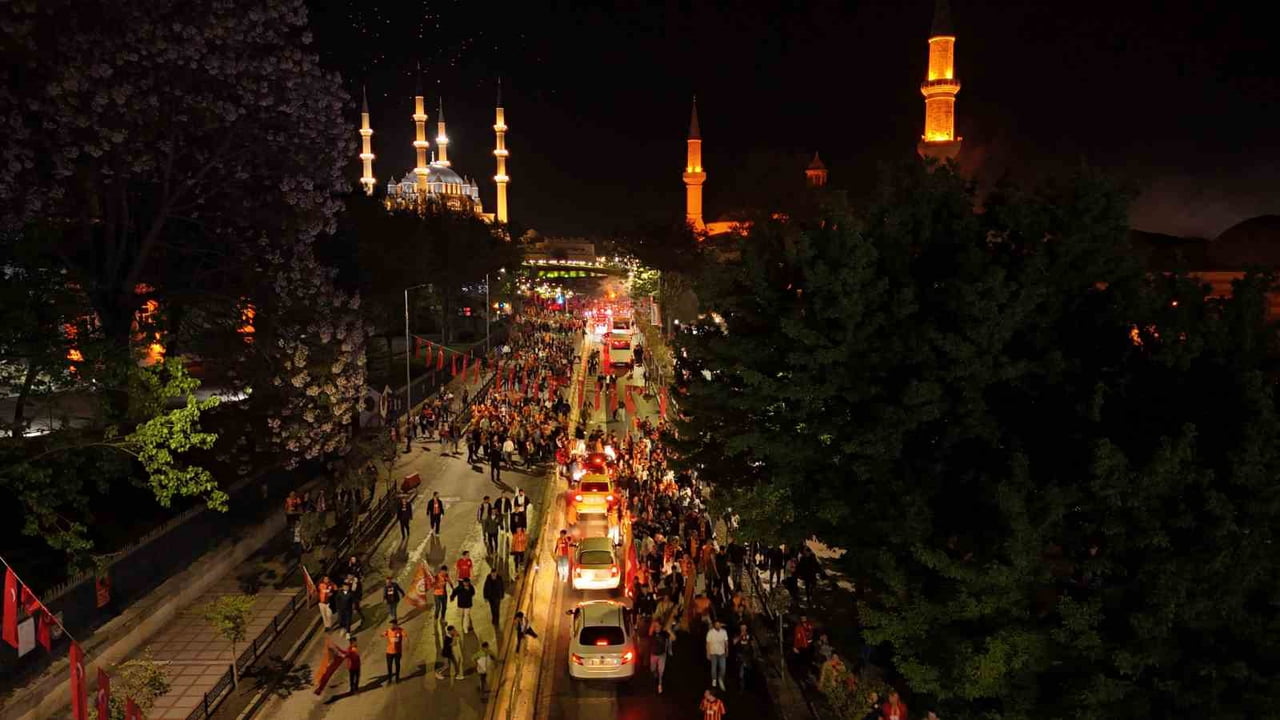 EDİRNE’DE GALATASARAYLI TARAFTARLARDAN MEŞALELİ ŞAMPİYONLUK KUTLAMASI