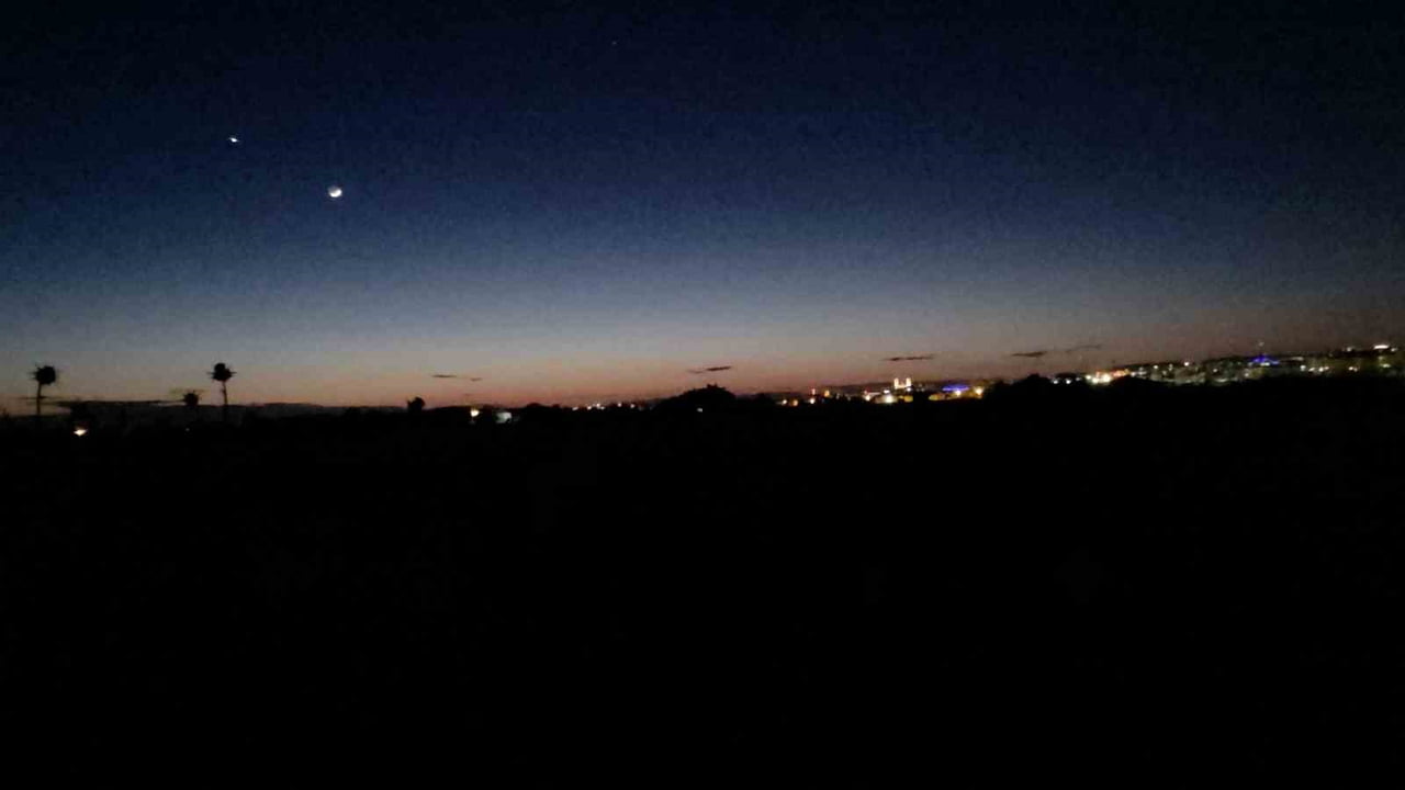 EDİRNE’DE GECE SAATLERİNDE GÖKYÜZÜNDE OLUŞAN MANZARA İZLEYENLERİ HAYRAN BIRAKTI.