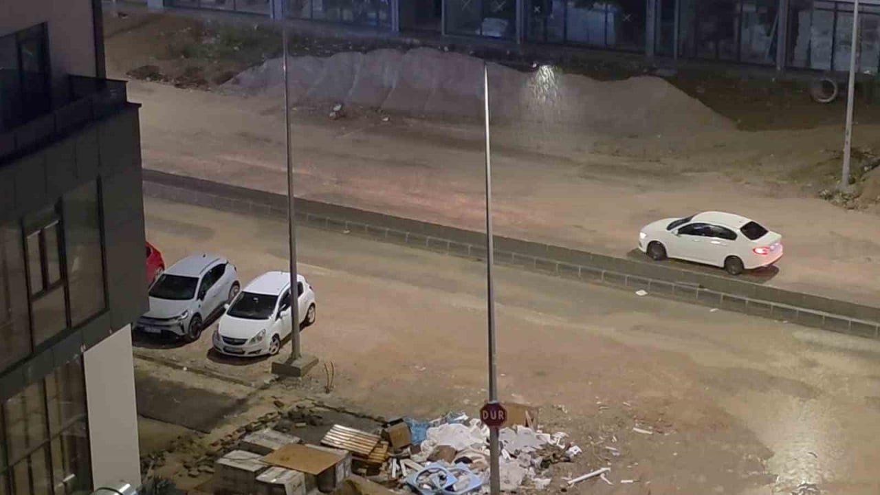 EDİRNE’DE GECE SAĞANAĞI: YAĞIŞIN ŞİDDETİ SOKAK LAMBALARINA YANSIDI