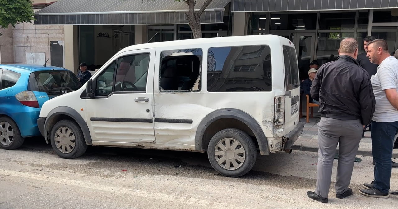 EDİRNE’DE KONTROLDEN ÇIKAN PANELVAN PARK HALİNDEKİ ARAÇLARA ÇARPTI: 2YARALI