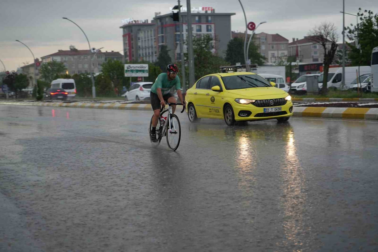 EDİRNE’DE SAĞANAK YAĞIŞ ETKİLİ OLUYOR