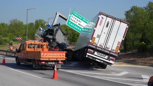 Edirne’de tır yön tabelasına çarptı: Motor ve şanzuman beton bloğun altına girdi, sürücü...