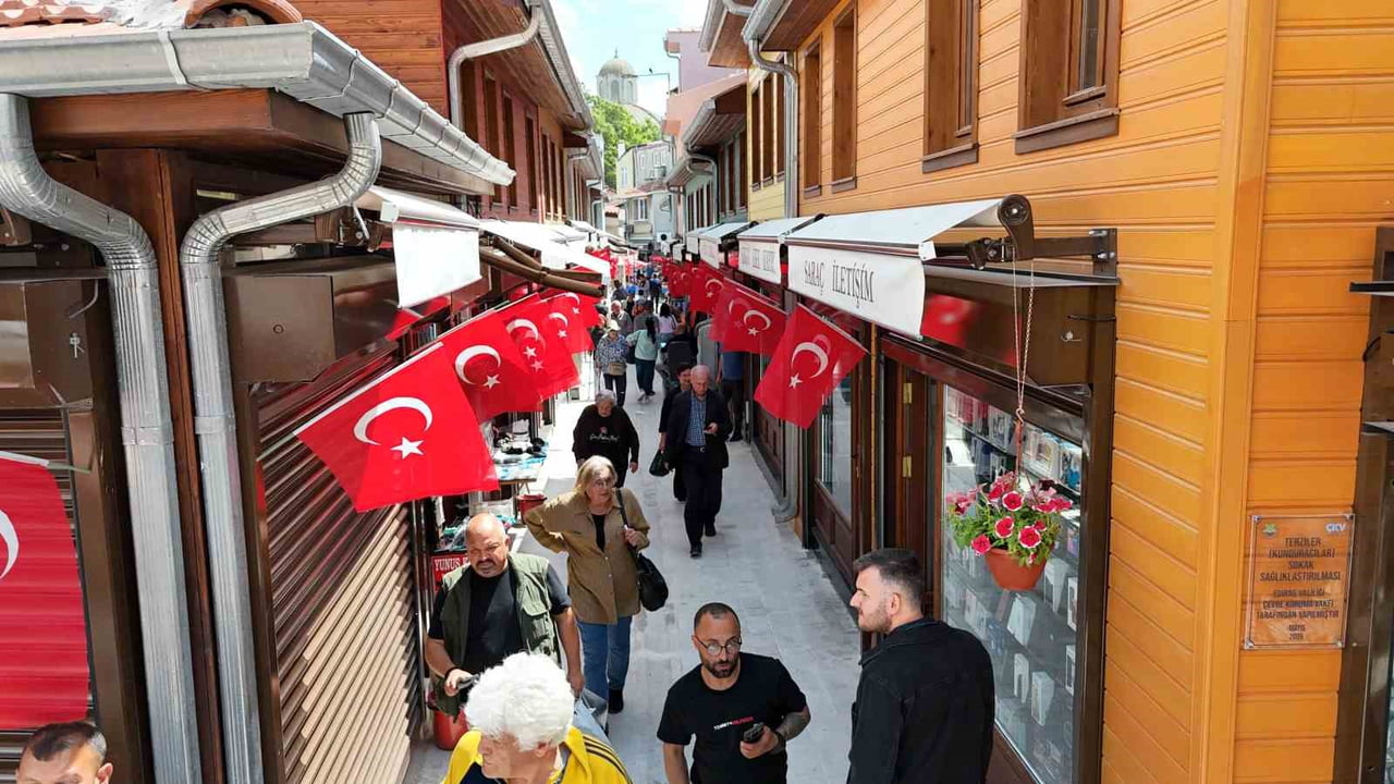 EDİRNE’DE VATANDAŞLARIN “DAR ÇARŞI” OLARAK BİLDİĞİ TERZİLER SOKAĞI’NDA YÜRÜTÜLEN VE RESTORASYON...