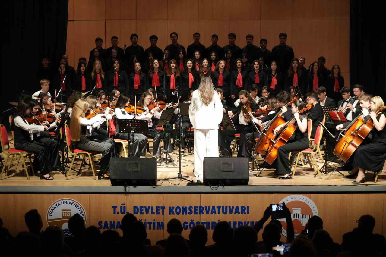EDİRNE LİSESİ ÖĞRENCİLERİNİN HAZIRLADIĞI KONSER PROGRAMINDA SAHNE ALAN ÇOK SESLİ KORO, ROCK GRUBU...
