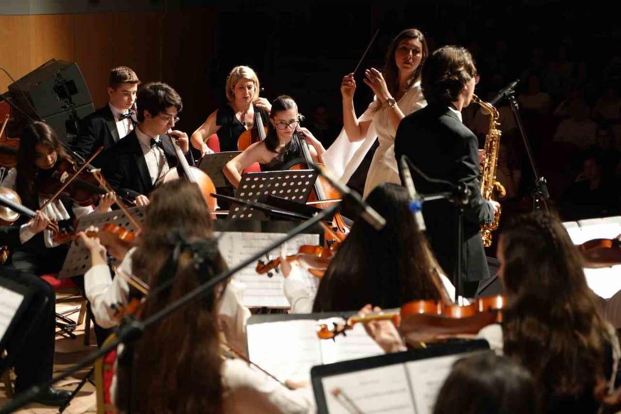 EDİRNE LİSESİ ÖĞRENCİLERİNİN HAZIRLADIĞI KONSER PROGRAMINDA SAHNE ALAN ÇOK SESLİ KORO, ROCK GRUBU...
