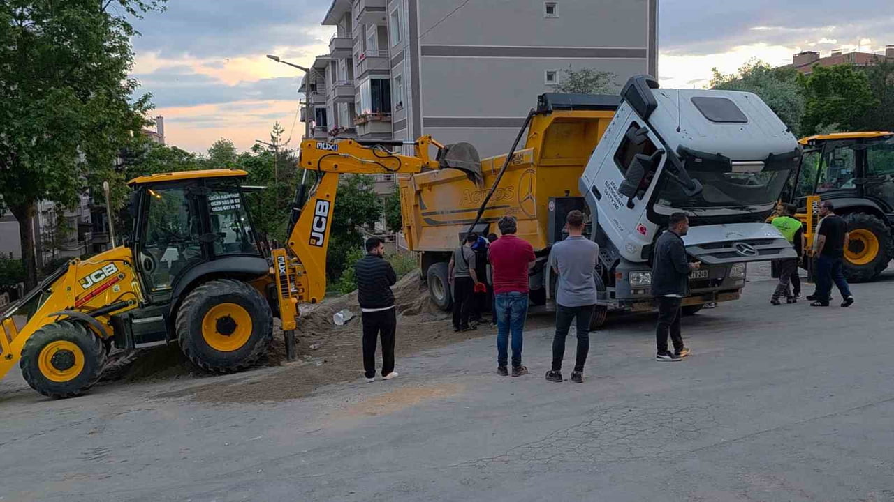 EDİRNE MERKEZ FATİH MAHALLESİNDE YÜRÜTÜLEN HAFRİYAT ÇALIŞMALARI SIRASINDA KUM BOŞALTAN BİR KAMYON...