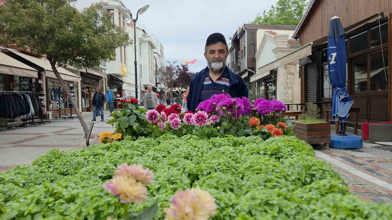 EDİRNE MERKEZ SARAÇLAR CADDESİ'NDE SEYYAR TABLASIYLA RENGÂRENK ÇİÇEKLER VE MİS KOKULU FESLEĞENLER...