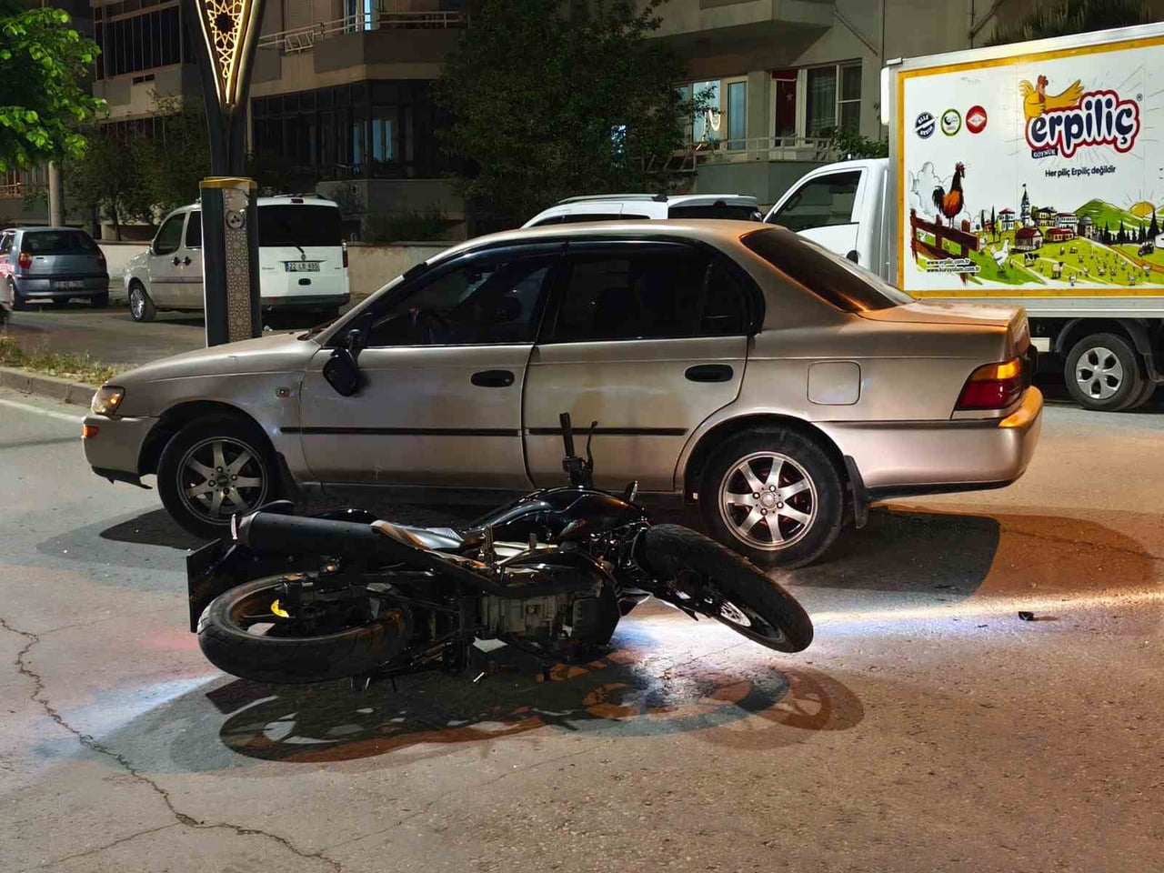EDİRNE’NİN KEŞAN İLÇESİNDE OTOMOBİL İLE ÇARPIŞAN MOTOSİKLETTE 2 KİŞİ YARALANDI.