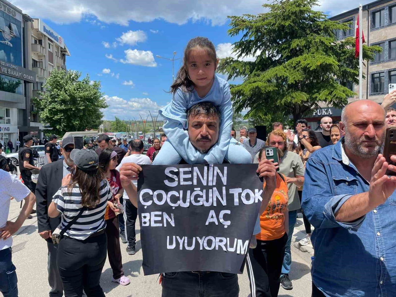 EDİRNE’NİN UZUNKÖPRÜ İLÇESİNDE FAALİYET GÖSTEREN KİREMİTÇİLER MADEN OCAĞI İŞÇİLERİ, MAAŞ VE...