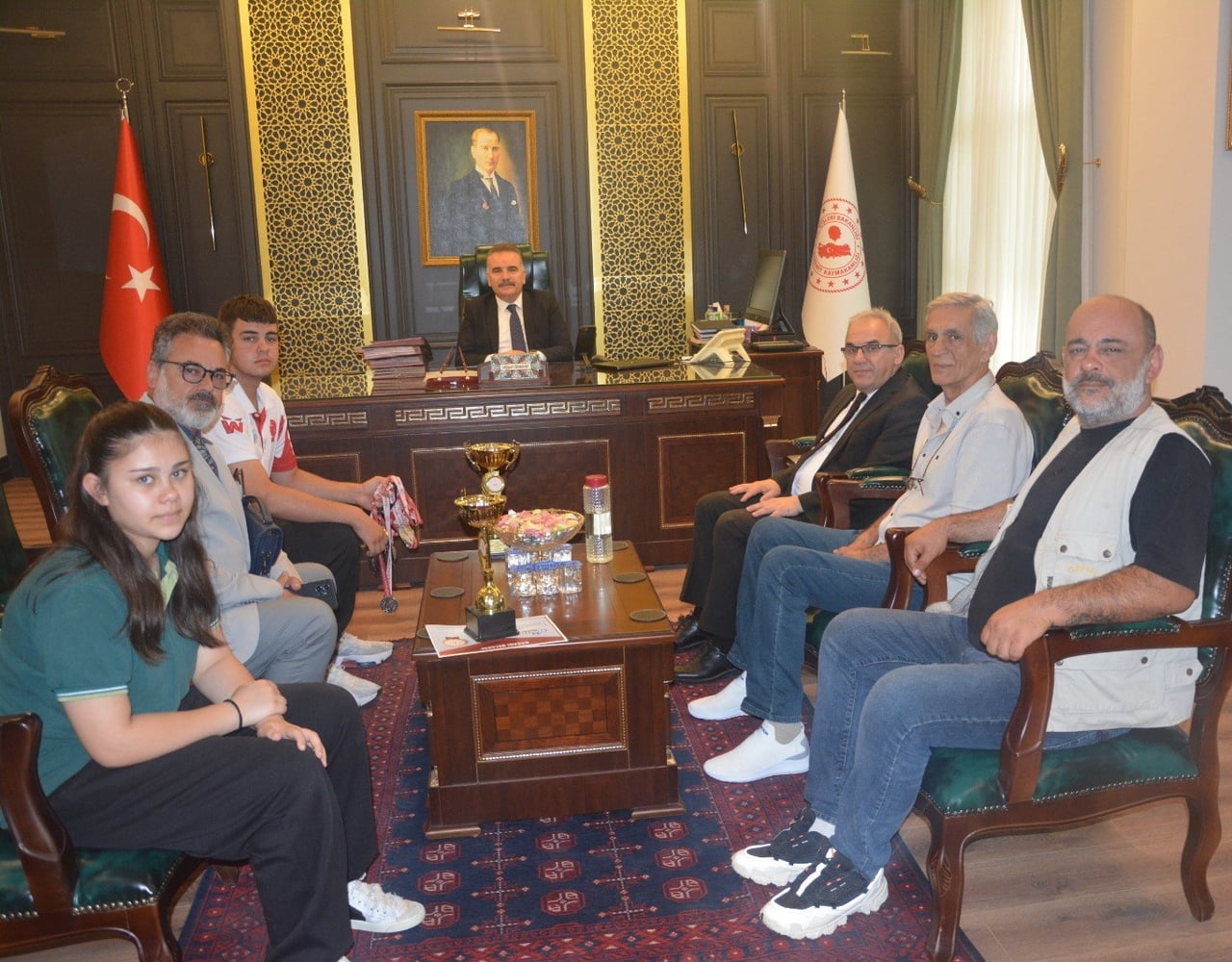 EDREMİT KAYMAKAMI AHMET ODABAŞ, İLÇENİN GURURU OLAN AVRUPA ŞAMPİYONU VE TÜRKİYE İKİNCİSİ UNVANLI...