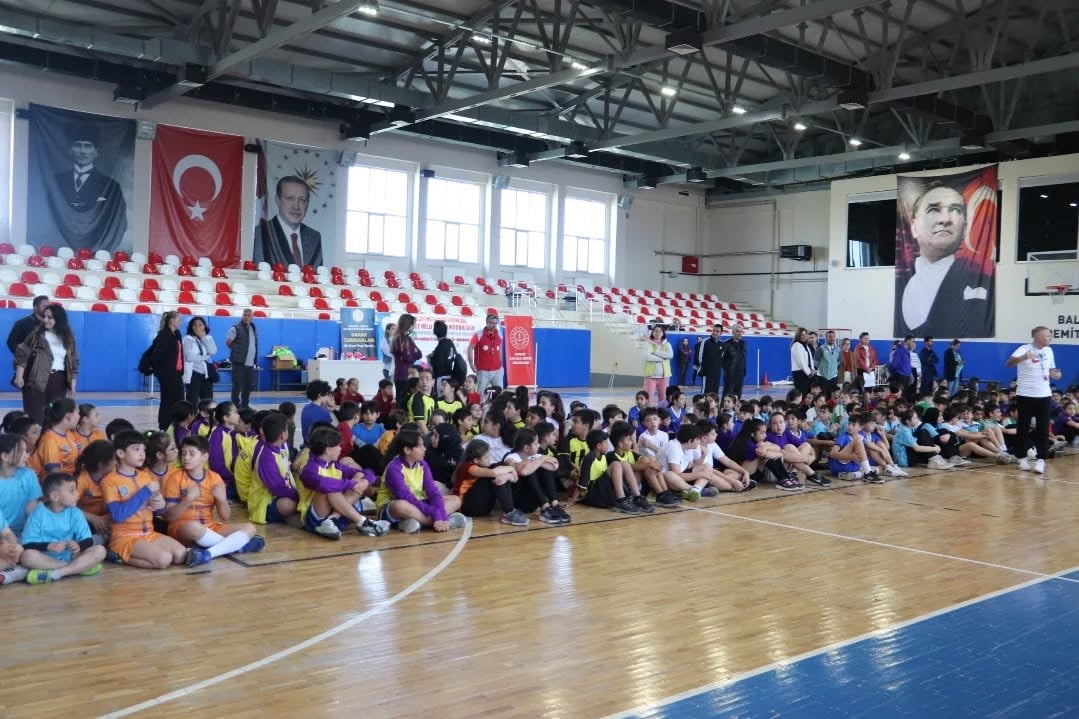 EDREMİT’TE "GELENEKSEL ÇOCUK OYUNLARI" ETKİNLİKLERİ BİNLERCE ÖĞRENCİNİN KATILIMIYLA ŞÖLEN...