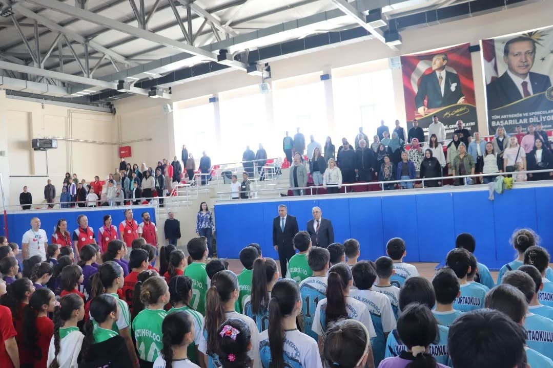 EDREMİT’TE "GELENEKSEL ÇOCUK OYUNLARI" ETKİNLİKLERİ BİNLERCE ÖĞRENCİNİN KATILIMIYLA ŞÖLEN...