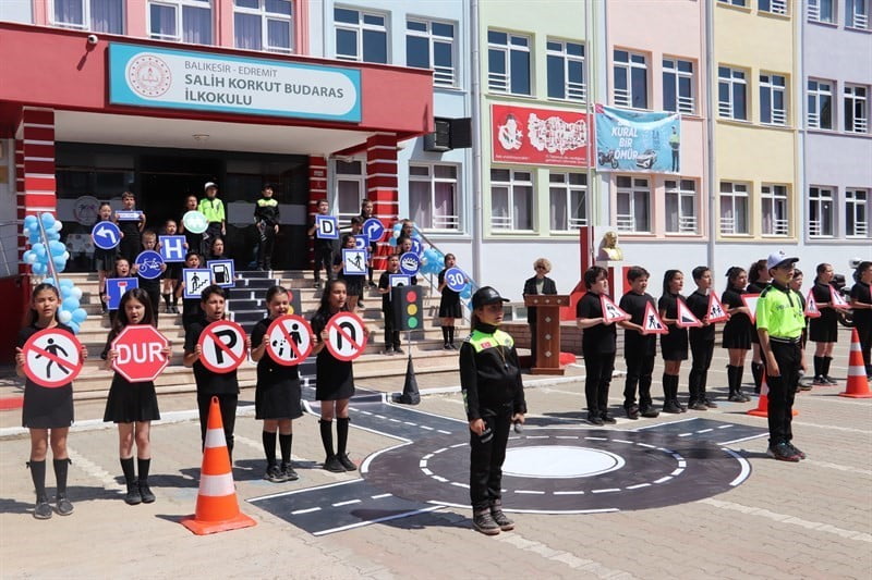 EDREMİT’TE "TRAFİK VE İLKYARDIM HAFTASI" DÜZENLENEN ÇEŞİTLİ ETKİNLİKLERLE KUTLANDI. SALİH KORKUT...