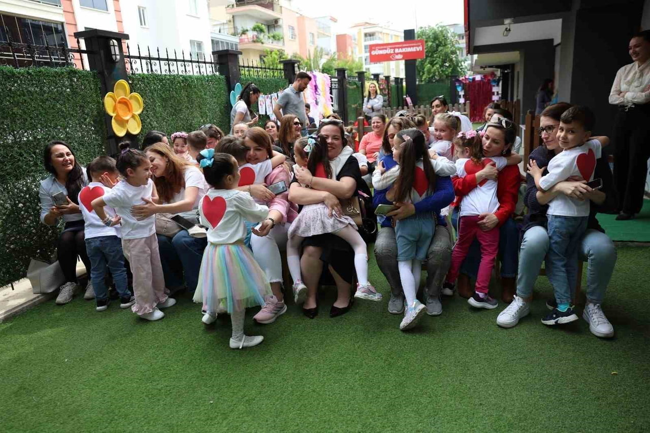 EFELER BELEDİYESİ GÜNDÜZ BAKIMEVLERİ’NDE ANNELER GÜNÜ DOLAYISIYLA DÜZENLENEN ETKİNLİKLERDE MİNİK...