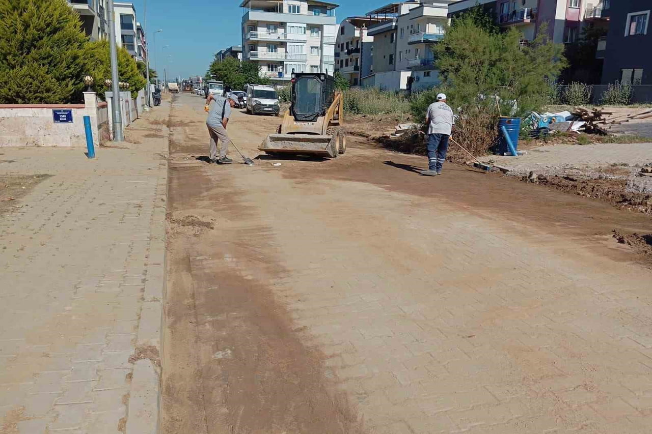 EFELER BELEDİYESİ İLÇENİN DÖRT BİR YANINDA ÇALIŞMALARINI SÜRDÜRÜRKEN, FEN İŞLERİ MÜDÜRLÜĞÜ İLE...