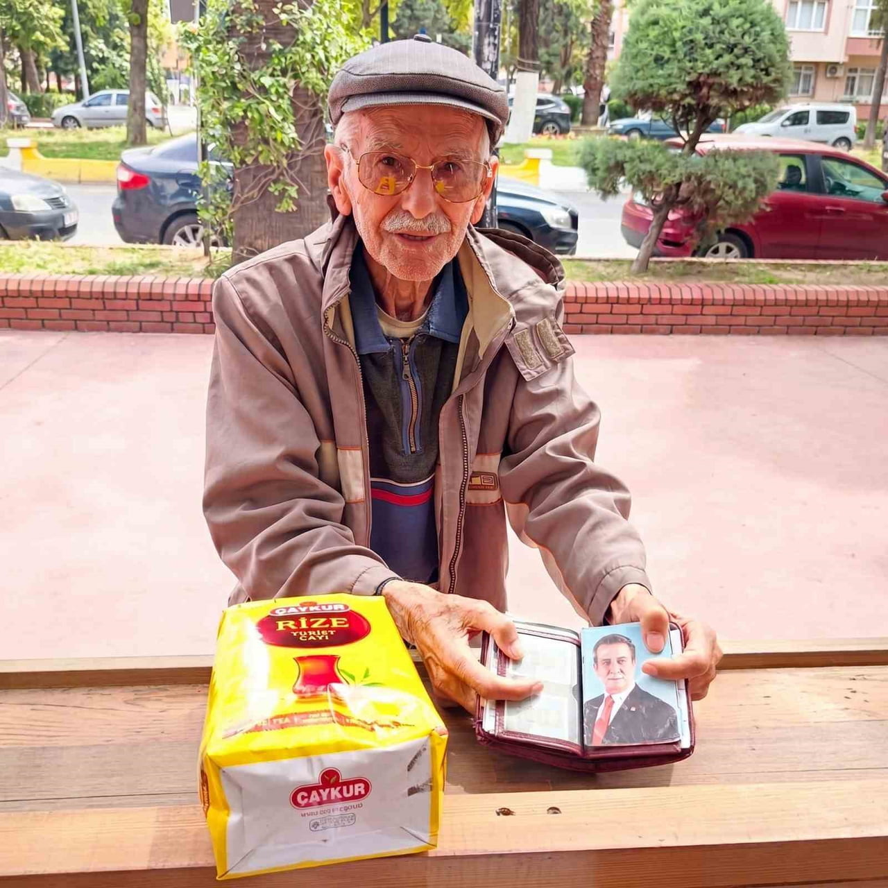 EFELER BELEDİYESİ’NİN ÜCRETSİZ ÇAY İKRAMI UYGULAMASINA VATANDAŞ DESTEĞİ SÜRERKEN, KOÇARLI’DA...