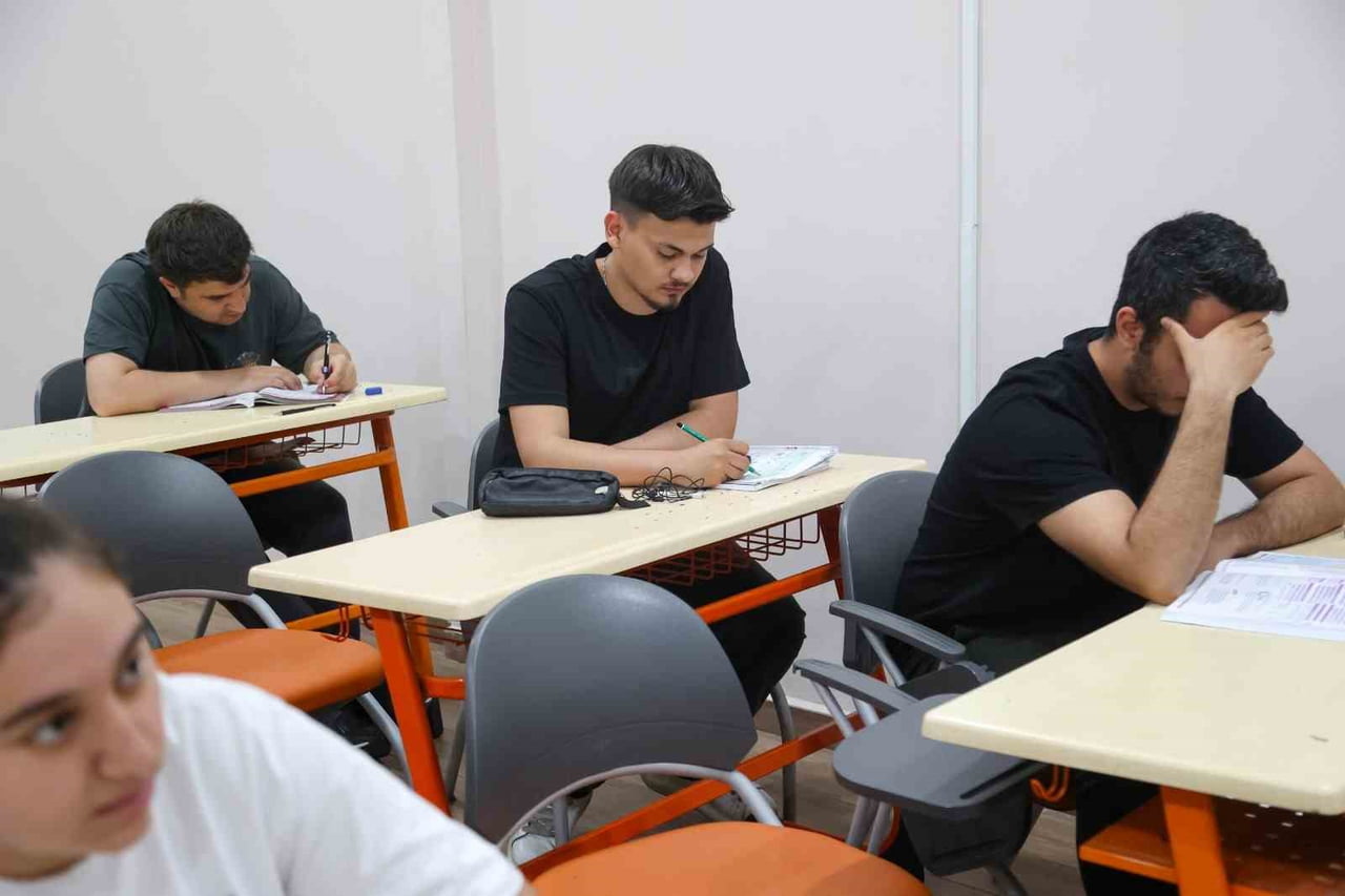 EFELER’DE GENÇLERE SINAV DESTEĞİ