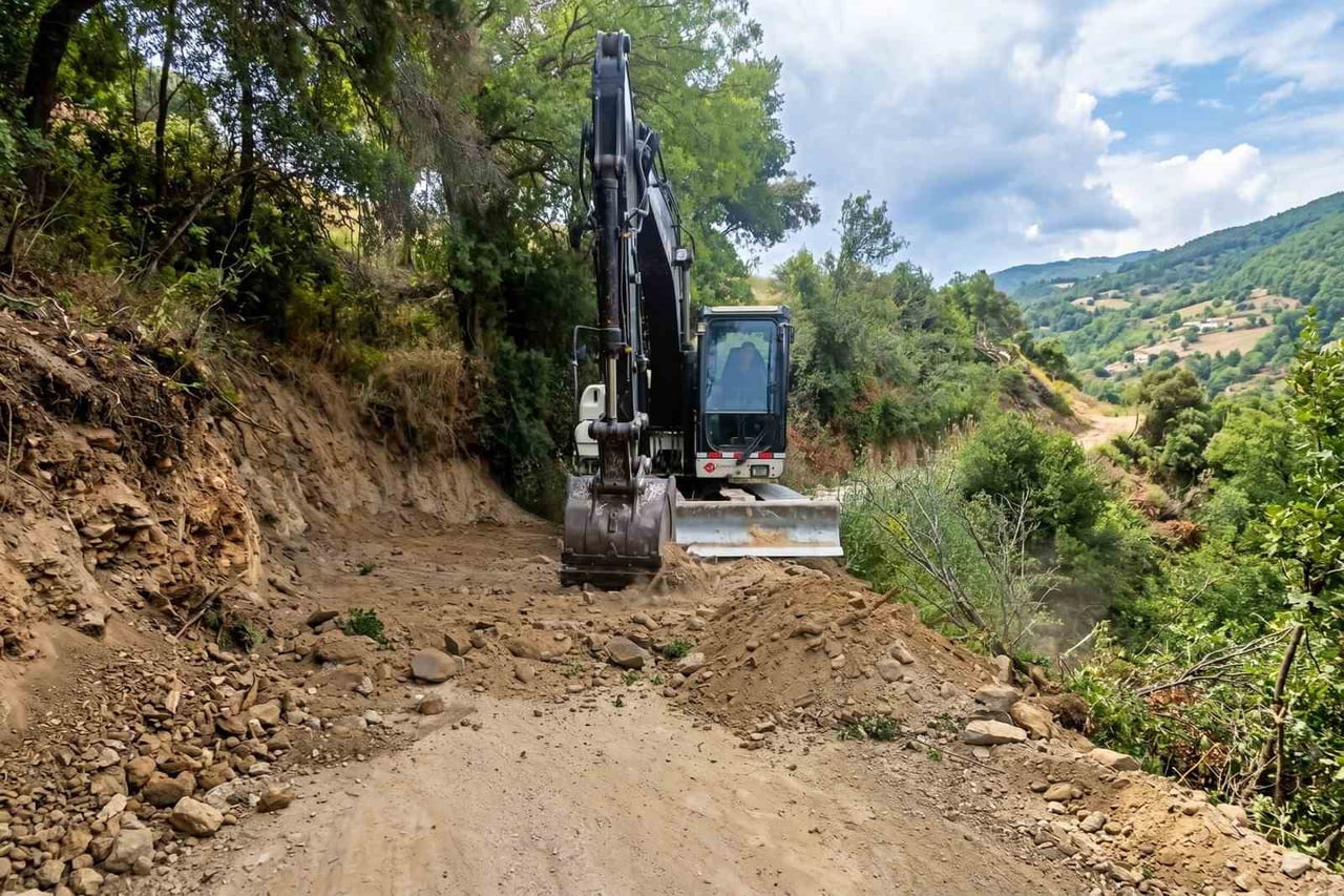 EFELER’DE YOL BAKIM VE ONARIM ÇALIŞMALARI DEVAM EDİYOR