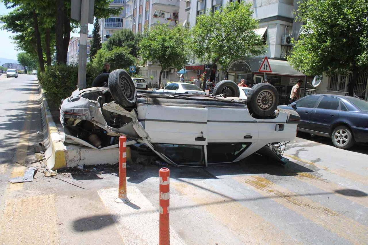 EFELER İLÇESİNDE KONTROLDEN ÇIKAN OTOMOBİLİN REFÜJE ÇARPIP TERS DÖNMESİNİN ARDINDAN ARAÇ ALEV...