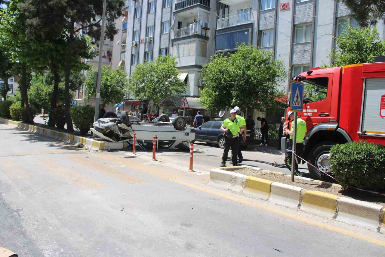 EFELER İLÇESİNDE KONTROLDEN ÇIKAN OTOMOBİLİN REFÜJE ÇARPIP TERS DÖNMESİNİN ARDINDAN ARAÇ ALEV...