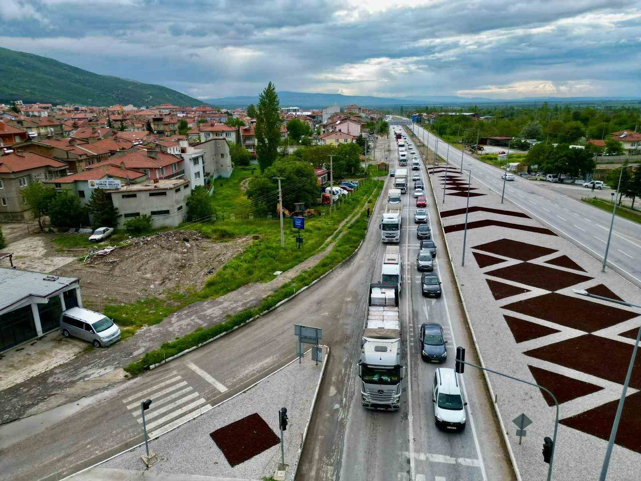EGE BÖLGESİ’NİN KAVŞAK NOKTALARINDAN BİRİ OLAN AFYONKARAHİSAR’DA, BAYRAM TATİLİNİN BAŞLAMASIYLA...