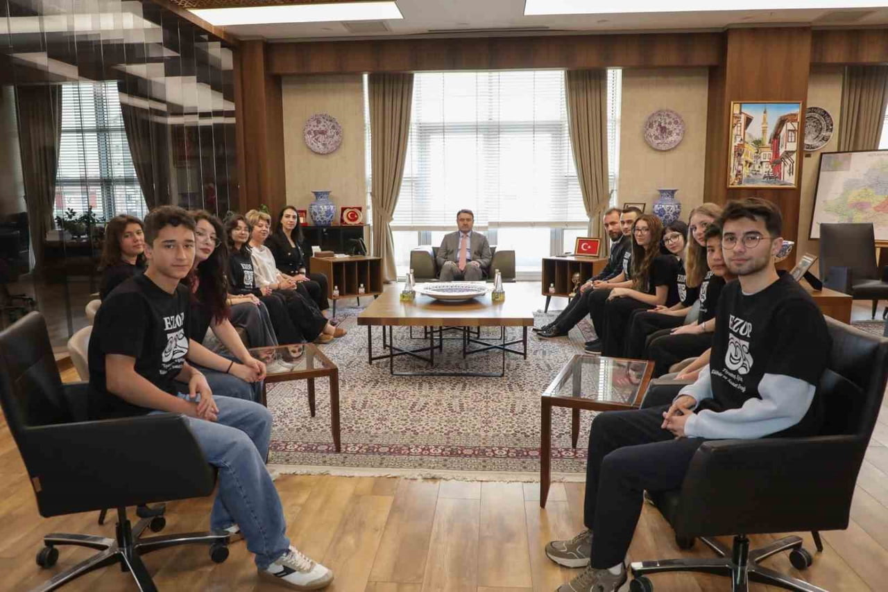 EGE ŞAMPİYONU EZOP TİYATRO, TÜRKİYE FİNALLERİNDE KÜTAHYA’YI TEMSİL EDECEK