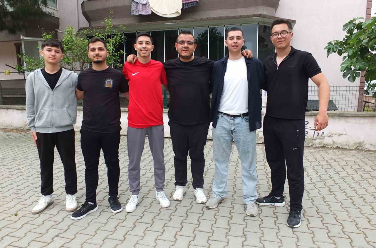 EĞİTMEN HÜSEYİN KİRLİ VE EKİBİ