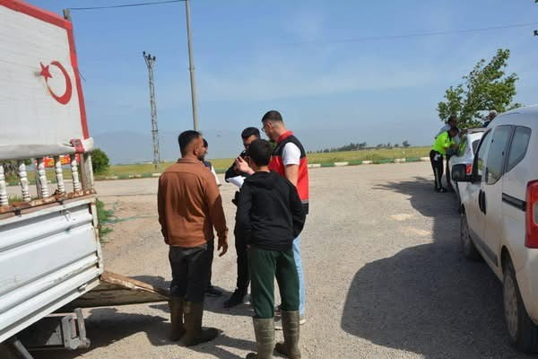 EKİPLER, KURBAN BAYRAMI ÖNCESİNDE HAYVAN SATIŞ NOKTALARI İLE YOL KONTROLLERİNDE KURBANLIK...