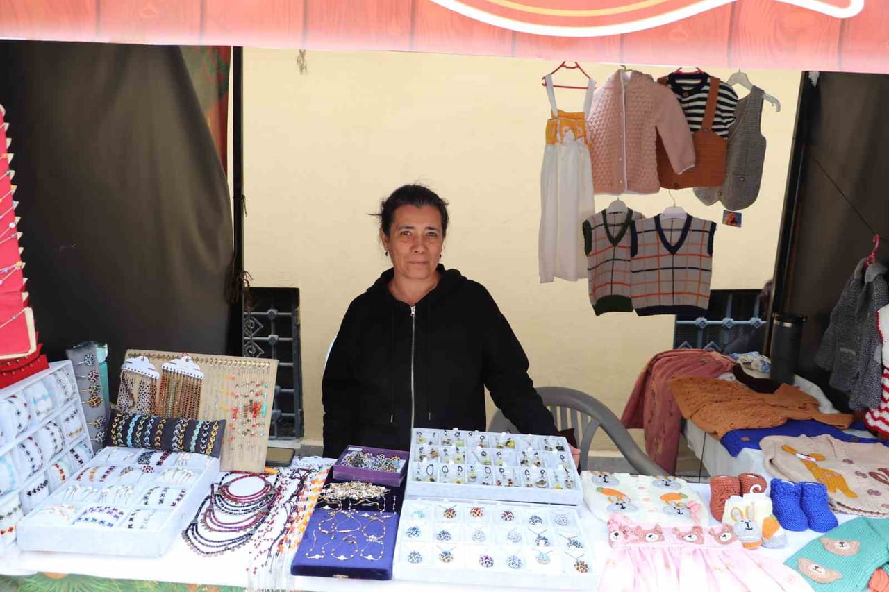 EL EMEĞİ TAKI SANATIYLA UĞRAŞAN NURGÜL BOZKURT, HOBİ OLARAK BAŞLADIĞI BU TUTKUSUNU TİCARETE...