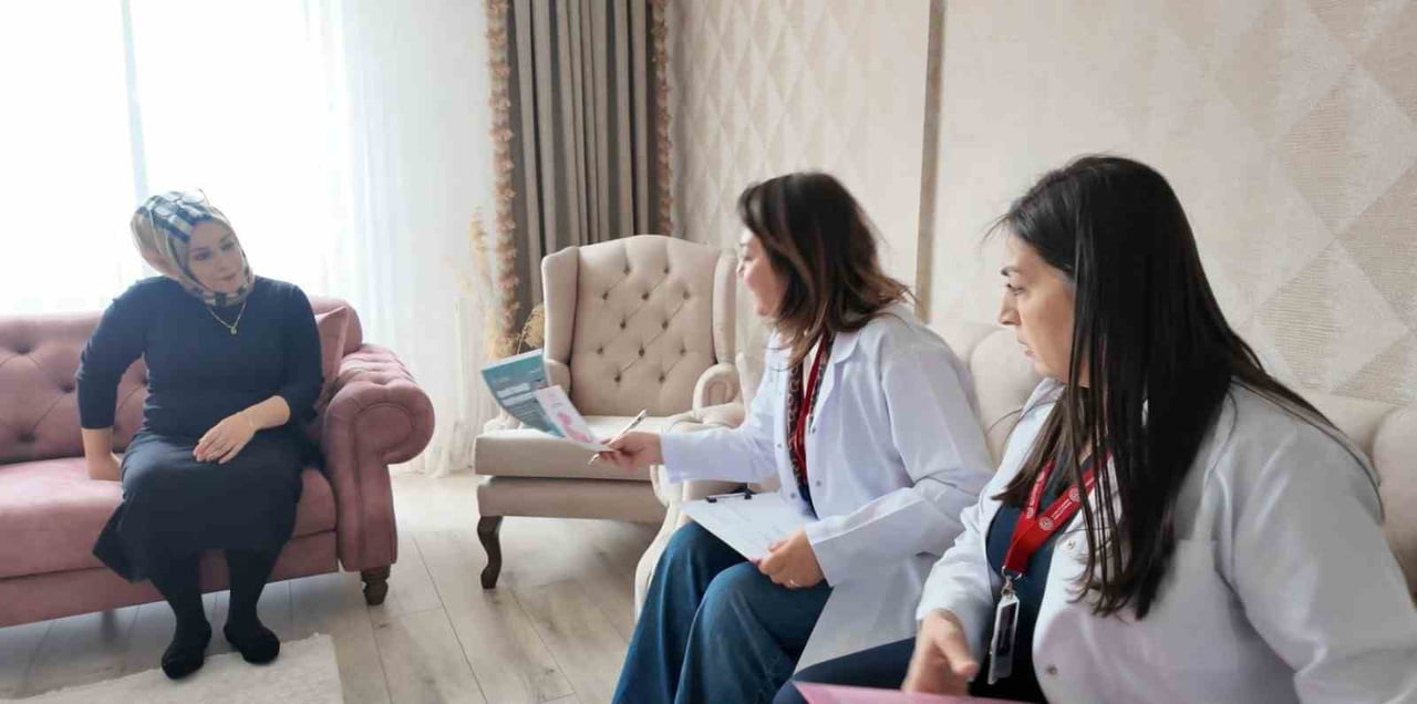 ELAZIĞ'DA 'HER GEBEYE BİR EBE' UYGULAMASI KAPSAMINDA GEBE KADINLAR EBELER TARAFINDAN ZİYARET...