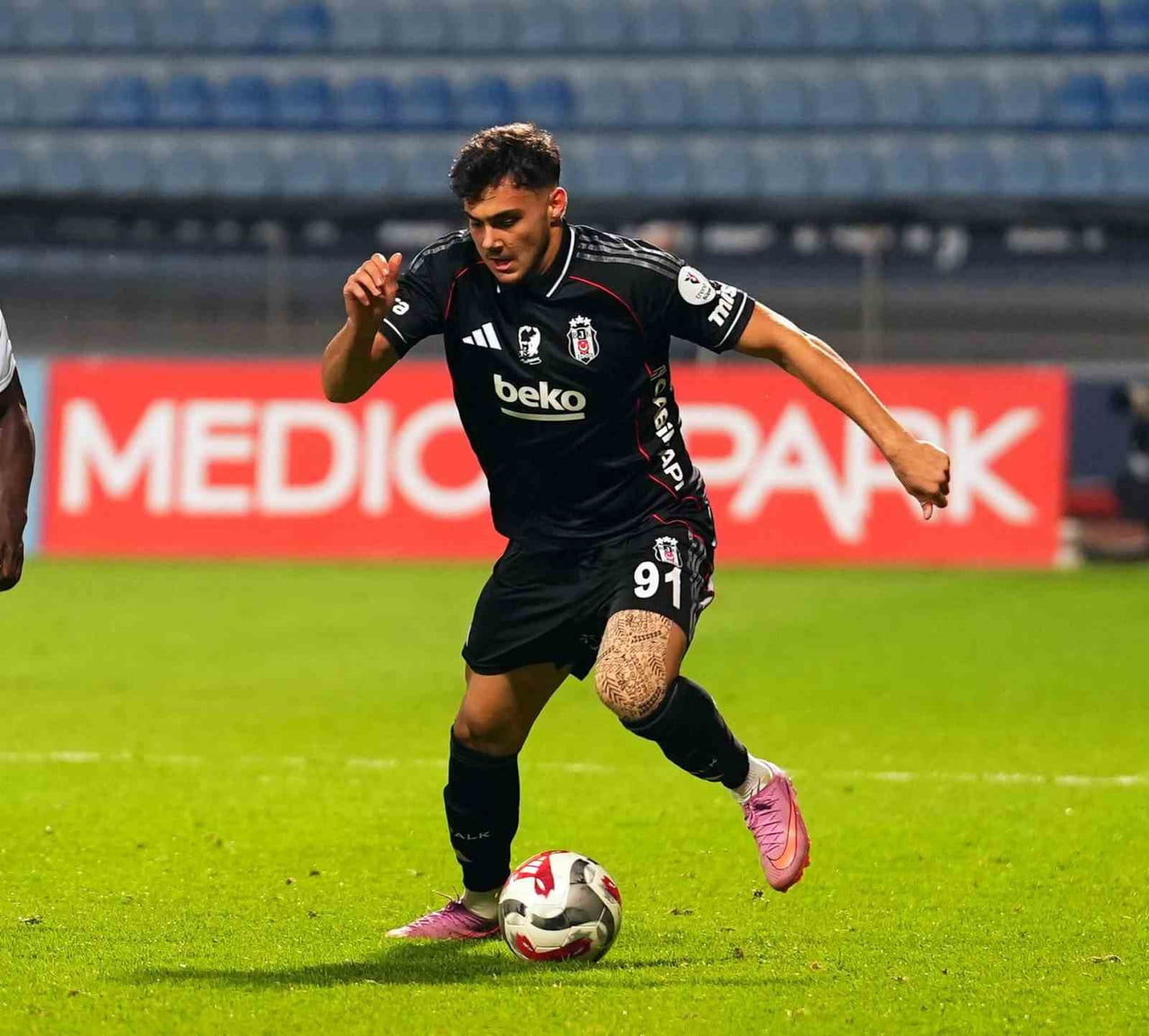 ELAZIĞ'DA 163 KİLOMETRE HIZLA RADARA GİREN BEŞİKTAŞ'IN GENÇ FUTBOLCUSU MUSTAFA ERHAN HEKİMOĞLU'NUN...