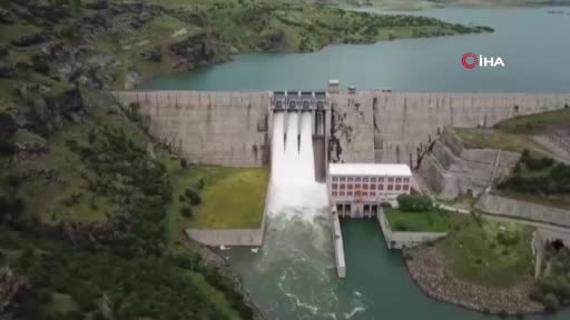 Elazığ'da bir barajın daha savakları açıldı