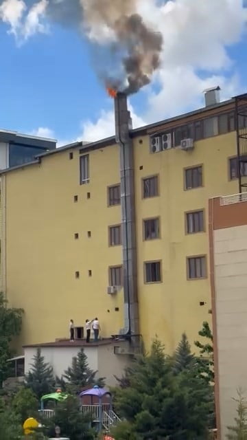 ELAZIĞ'DA BİR LOKANTANIN BACASINDA ÇIKAN YANGIN PANİĞE NEDEN OLDU.