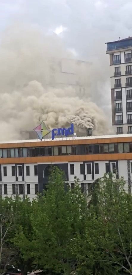 ELAZIĞ'DA BİR LOKANTANIN BACASINDA ÇIKAN YANGIN PANİĞE NEDEN OLDU.
