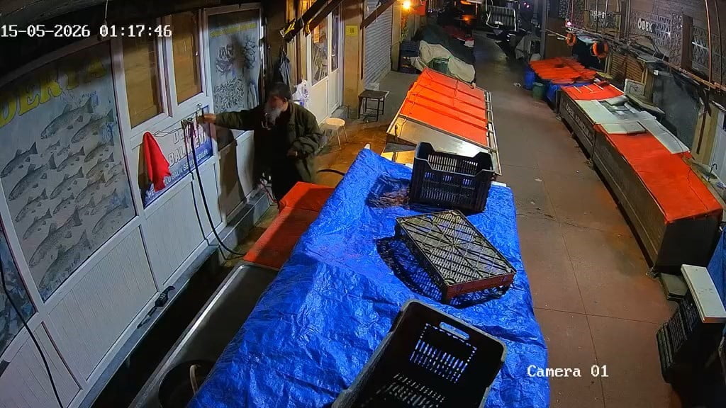 ELAZIĞ'DA BİR ŞAHIS, BALIKÇI DÜKKANINDA ASILI OLAN MASAT VE KANCAYI HİÇBİR ŞEY OLMAMIŞ GİBİ ALIP...