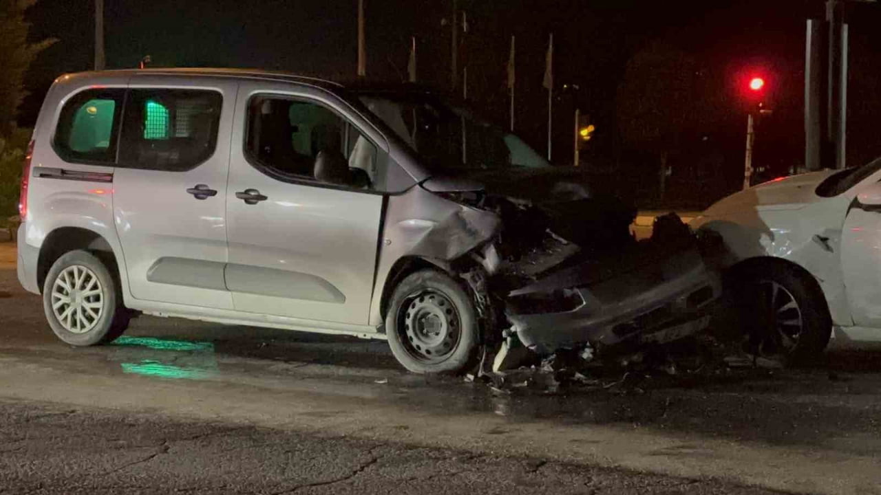 ELAZIĞ'DA HAFİF TİCARİ ARAÇ İLE OTOMOBİLİN ÇARPIŞMASI SONUCU MEYDANA GELEN TRAFİK KAZASINDA 4 KİŞİ...