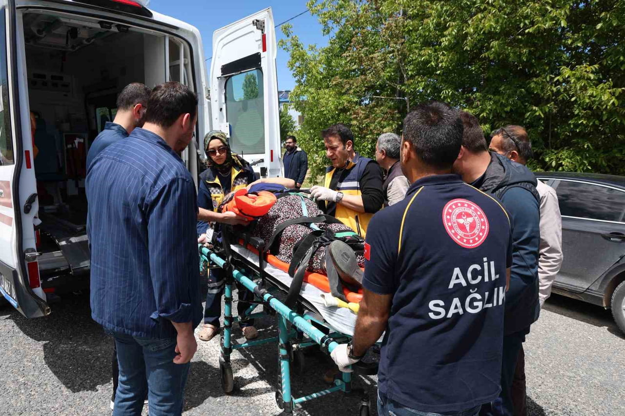 ELAZIĞ'DA OTOMOBİL İLE CİPİN ÇARPIŞMASI SONUCU MEYDANA GELEN TRAFİK KAZASINDA 2'Sİ ÇOCUK OLMAK...