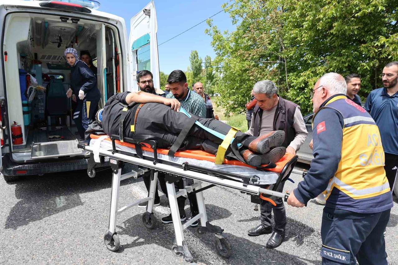 ELAZIĞ'DA OTOMOBİL İLE CİPİN ÇARPIŞMASI SONUCU MEYDANA GELEN TRAFİK KAZASINDA 2'Sİ ÇOCUK OLMAK...