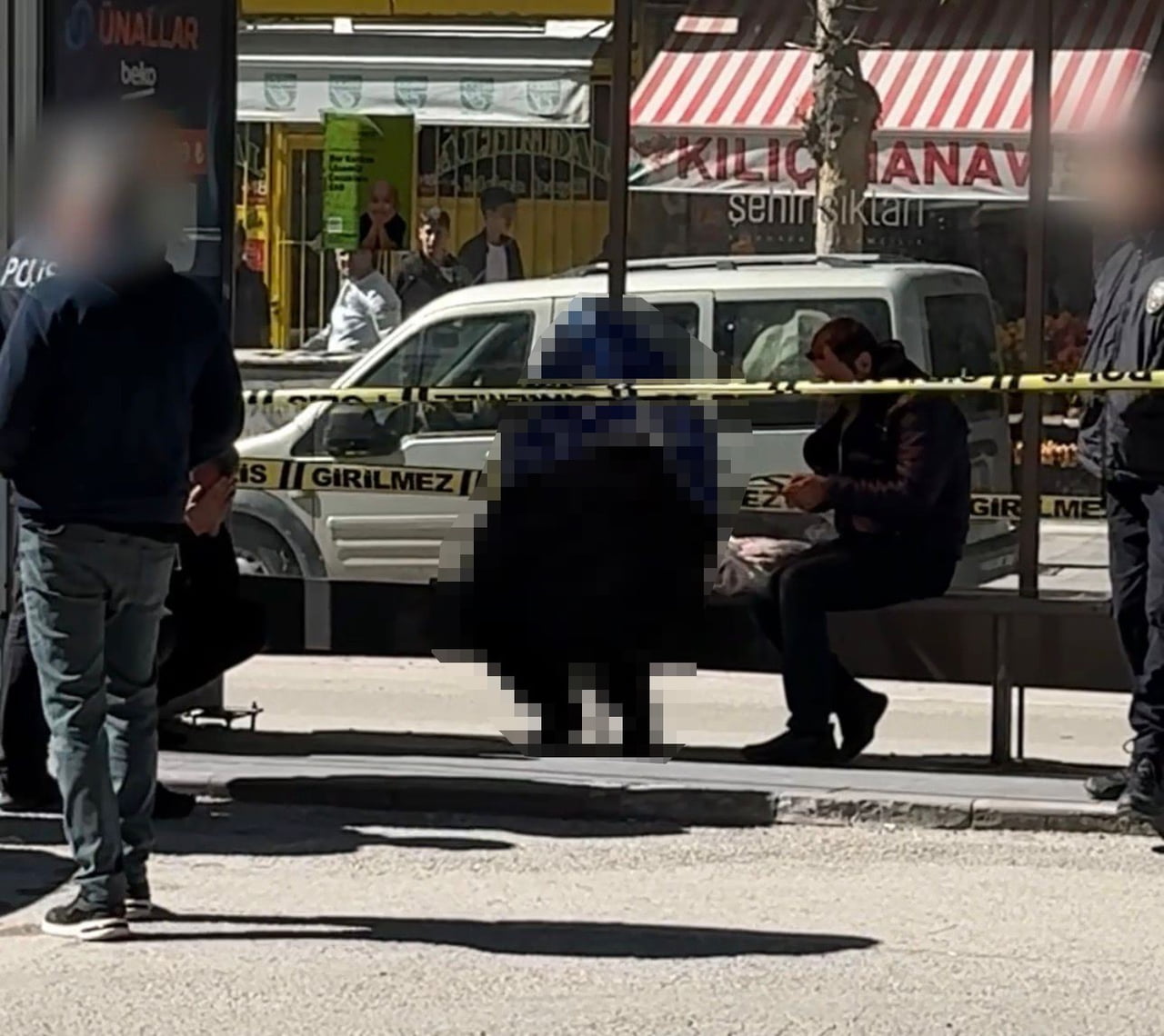 ELAZIĞ'DA SABAH SAATLERİNDE EKMEK ALMAK İÇİN EVDEN ÇIKAN YAŞLI BİR ADAM DİNLENMEK AMACIYLA...
