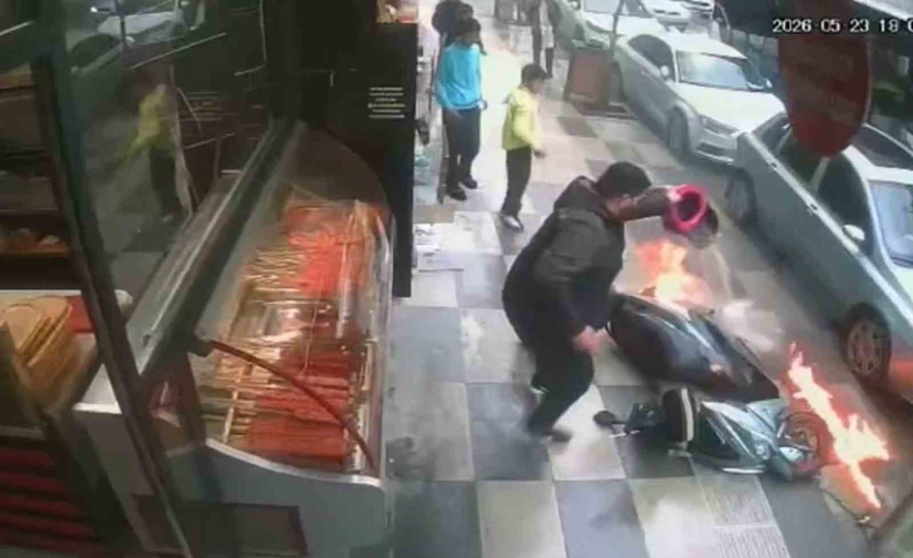 ELAZIĞ'DA SİPARİŞE GİTMEK İÇİN MOTOSİKLETİNİ ÇALIŞTIRMAK İSTEYEN KURYENİN ARACI BENZİN KAÇAĞI...