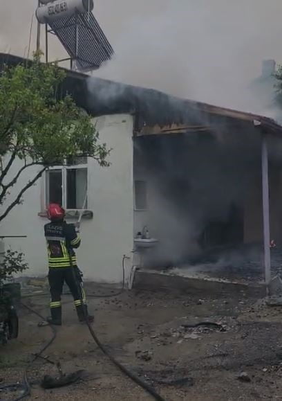 ELAZIĞ'DA TEK KATLI MÜSTAKİL BİR EVİN ÇATI KISMINDA ÇIKAN YANGIN İTFAİYE EKİPLERİNCE...