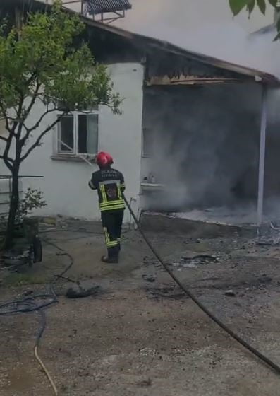 ELAZIĞ'DA TEK KATLI MÜSTAKİL BİR EVİN ÇATI KISMINDA ÇIKAN YANGIN İTFAİYE EKİPLERİNCE...