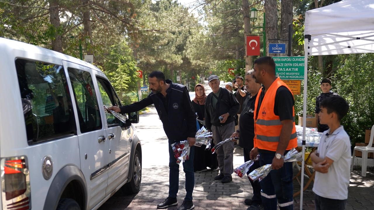 ELAZIĞ BELEDİYESİ TARAFINDAN ARİFE GÜNÜ DOLAYISIYLA KABİR ZİYARETİNDE BULUNAN VATANDAŞLARA...